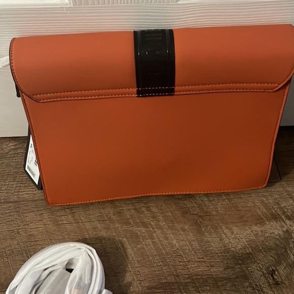 Rare find Armani orange crossover bag - Picture 4 of 11
